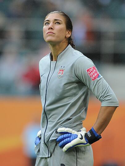 Sexy Hope Solo: Die USA-Torfrau ist die schönste Erscheinung der Frauen-WM. Beim Spiel gegen Frankreich zeigt die Amerikanerin ihr kleines Geheimnis. Sie hat ein süßes Bauchnabel-Piercing!