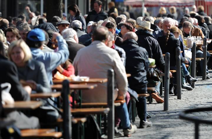Der Biergarten auf dem Viktualienmarkt ist gut gefüllt