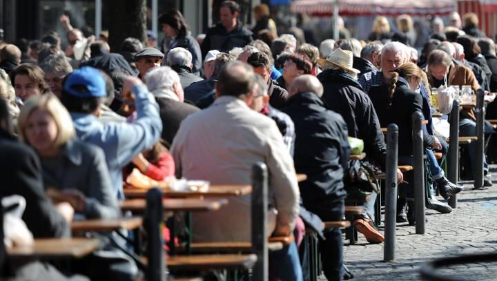 Der Biergarten auf dem Viktualienmarkt ist gut gefüllt Der Biergarten auf dem Viktualienmarkt ist gut gefüllt