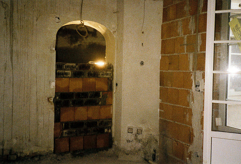 In den 80er Jahren wurden zwei Türen vom Treppenhaus zugemauert, dafür wurde eine neue in den Wand gebrochen.