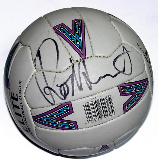 Ball mit der Unterschrift von Rod Stewart