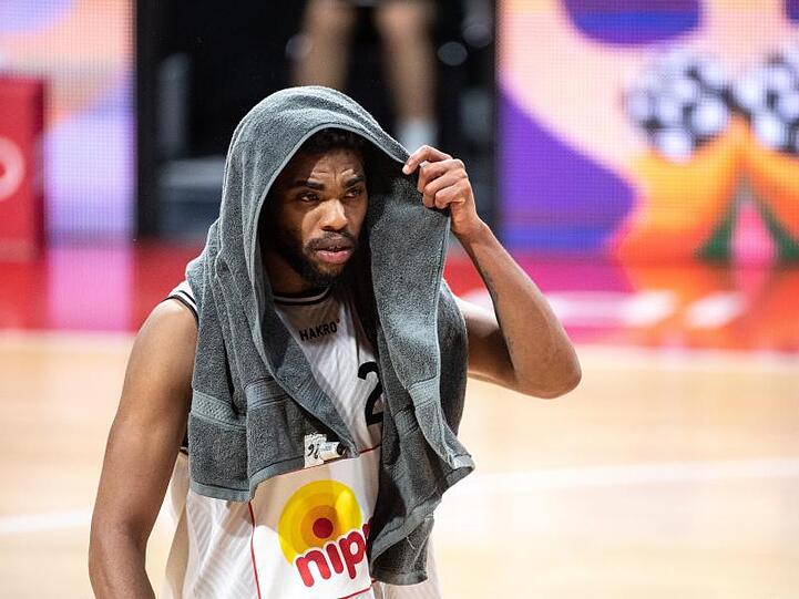 Javontae Hawkins von Crailsheim verlässt mit einem Handtuch über dem Kopf das Spielfeld. Foto: Matthias Balk/dpa-Pool/dpa/Archivbild