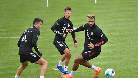 Marc Roca, Tiago Dantas und Eric Maxim Choupo-Moting  (v.l.) beim Training.