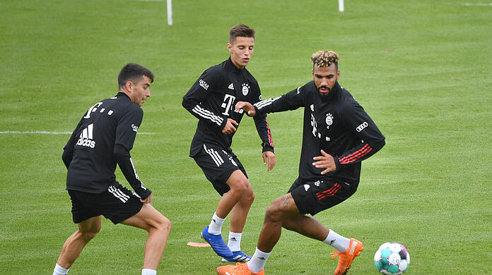 Marc Roca, Tiago Dantas und Eric Maxim Choupo-Moting  (v.l.) beim Training.