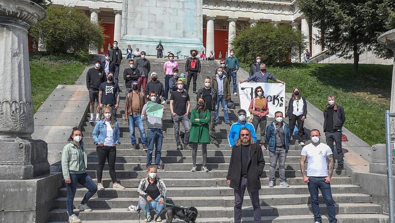 Aufstand mit Abstand: Münchner Wirte am Mittwoch bei der Protest-Aktion unter der Bavaria.