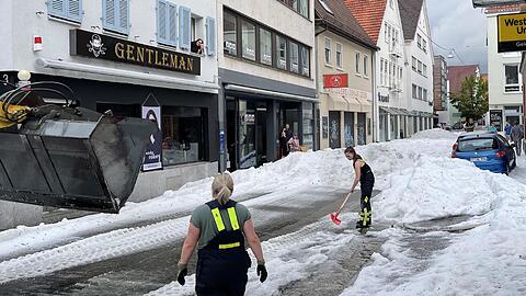 Nach einem Unwetter sind die Straßen in der Innenstadt von Reutlingen mit einer hohen Hagel-Schicht überzogen.