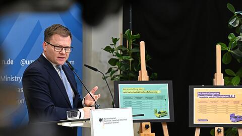 Bundesumweltminister Carsten Schneider (SPD) stellt Details zu der neuen Elektroauto-Kaufpr&auml;mie vor.