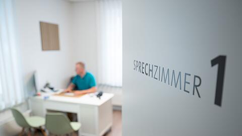 Die Zahl der &Auml;rztinnen und &Auml;rzte ist 2025 weiter gestiegen. (Archivbild)