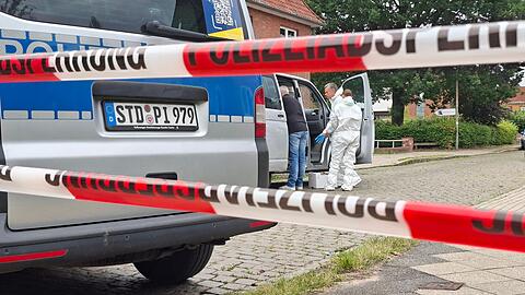 Spezialisten des Landeskriminalamts untersuchen den Tatort.