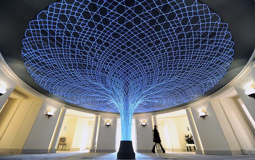 Eine moderne Lichtinstallation schmückt die altehrwürdige Eingangshalle...