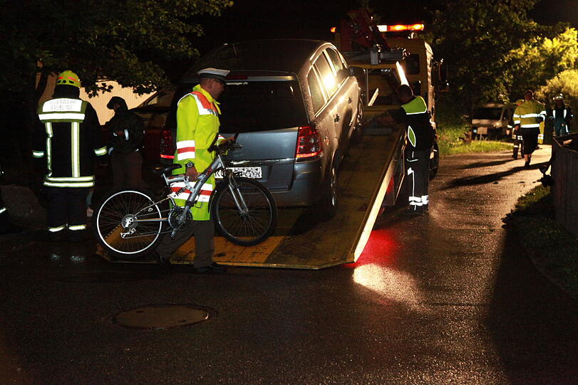 Ein neun Jahre altes Mädchen ist im Landkreis Rosenheim auf ihrem Kinderfahrrad von einem Auto überfahren und tödlich verletzt worden. Das Kind sei am Donnerstagabend in Pfraundorf in einem Wohngebiet eine abschüssige Straße heruntergefahren und von einem einbiegenden Auto frontal erfasst worden, teilte die Polizei in München mit. Es wurde gegen die Motorhaube geschleudert und geriet unter die Räder. Die Bilder vom Unfallort.