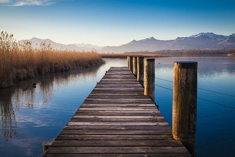 Ein Steg am Chiemsee.