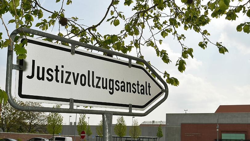 Weil die Justiz bei der Aufklärung von Straftaten zu langsam ist, kommen mutmaßliche Straftäter aus der U-Haft frei. Weil die Justiz bei der Aufklärung von Straftaten zu langsam ist, kommen mutmaßliche Straftäter aus der U-Haft frei.
