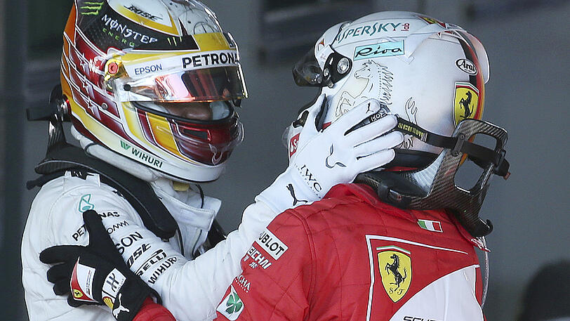 Sebastian Vettel (rechts) umarmt nach seinem Sieg in Melbourne den Zweiten Lewis Hamilton.