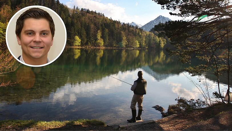 Angler am klaren Wasser des Alatsees bei Füssen.