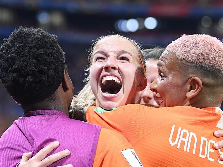 Jackie Groenen (M.) schoss die Niederlande ins WM-Finale.