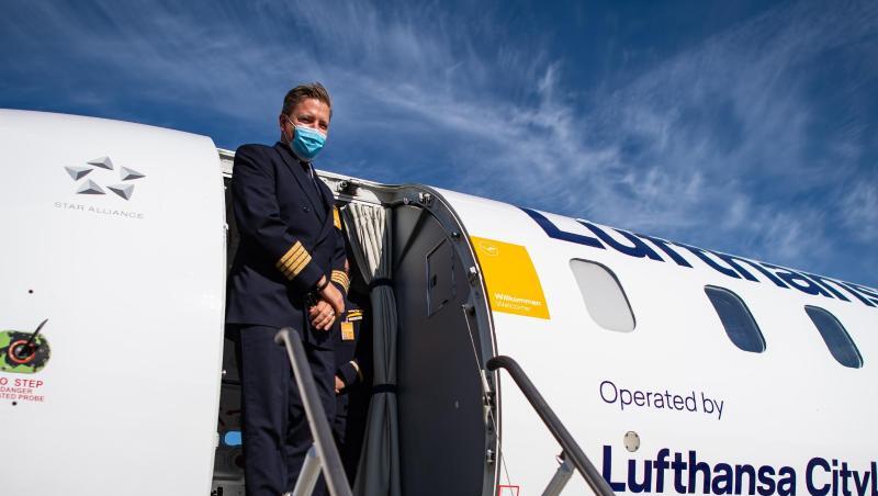 Lufthansa-Piloten bieten dem "Kranich" Gehaltsverzicht an. Lufthansa-Piloten bieten dem "Kranich" Gehaltsverzicht an.