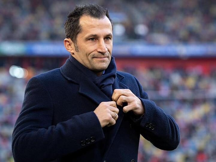 Bayerns Sportdirektor Hasan Salihamidzic blickt vor der Partie in die Runde. Foto: Marius Becker/dpa/Archivbild
