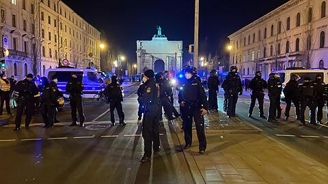 Die Polizei versucht den Zug Ende Dezember mit Straßensperren zu stoppen. (Archivbild)
