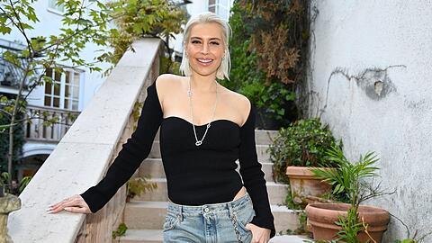 Verena Kerth posiert lasziv auf mehreren Social-Media-Fotos. Einer bestimmten Promi-Dame scheinen diese Schnappschüsse besonders zu gefallen.