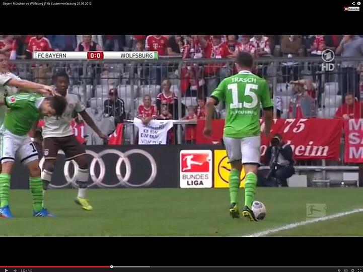 ... dann drückt und stößt Schweinsteiger mit beiden Armen Diego in den Nacken. Foto: ARD