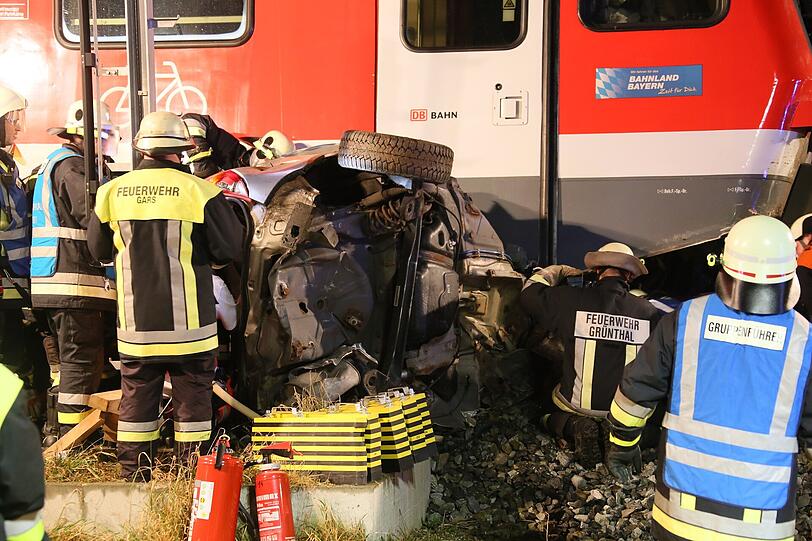 Der Zug zerquetschte den PKW.