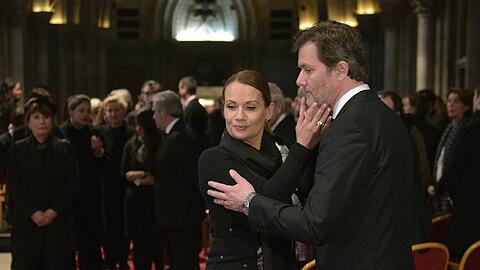Trauer in Wien um Udo Jürgens: John und Jenny Jürgens tragen sich in das Kondolenzbuch ein. Die Bilder von der Trauerfeier