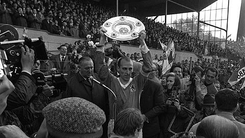 Der Kapitän der Meistermannschaft von 1966 ist in Sorge: &bdquo;Ich kann mir 1860 einfach nicht in der 3. Liga vorstellen&ldquo;, sagt Peter Grosser (mit Schale) heute.