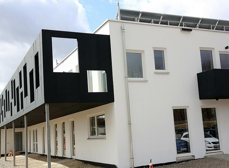 Außenansicht: Im ersten Stock sollen vor allem Wohnungskatzen untergebracht werden. Wenn die Fenster in der Balkon-Fassade verglast bzw. mit Netzen gesichert sind, können sie sich auch dort aufhalten.