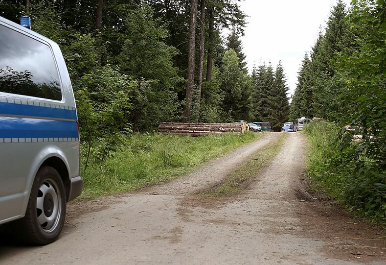 Die Polizei sucht weiterhin in Straßengräben nach Spuren.