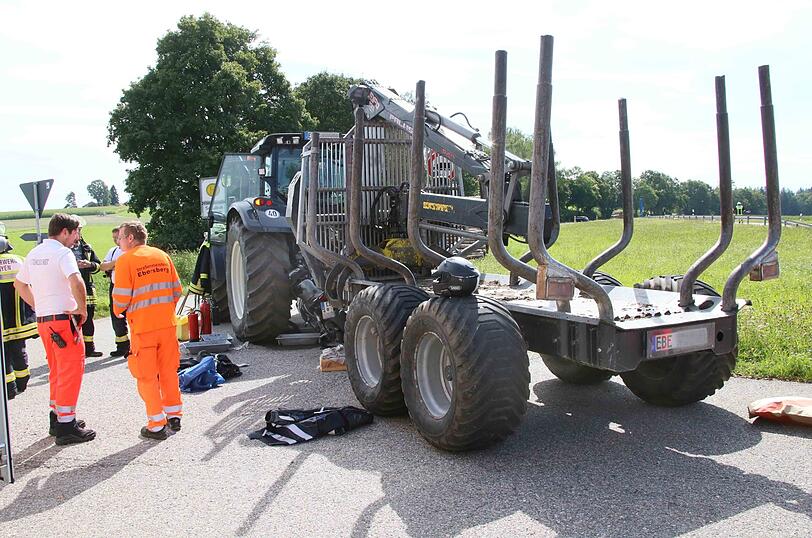 Unfall auf der B15 Höhe Altensee: Ein 27-Jähriger rast mit seinem Motorrad in einen Traktor. Durch die Wucht des Aufprall bleibt das Zweirad stecken.
