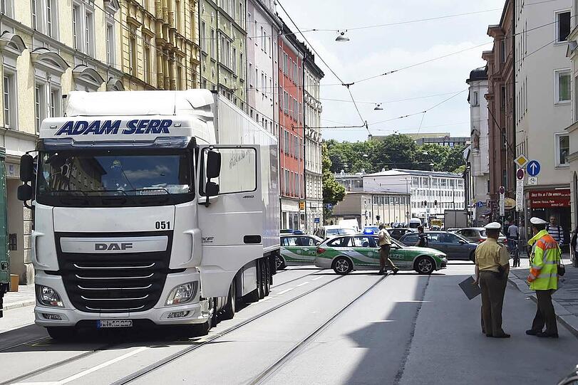 Unfall in der Ohlmüllerstraße: Ein Fußgänger wurde von einem Sattelzug erfasst.