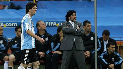 Lionel Messi (li.) nimmt Abschied von Diego Maradona.