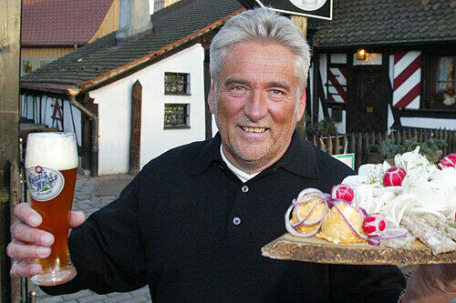 Gastronom Charly Krestel vor seinem &bdquo;Hexenhäusle&ldquo;. Auch von hier nahmen die Steuerfahnder Akten mit.