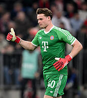 Ins kalte Wasser geworfen, sich freigeschwommen und vorerst die Nummer eins: Jonas Urbig vertritt in den kommenden Spielen den verletzten Manuel Neuer im Bayern-Tor.