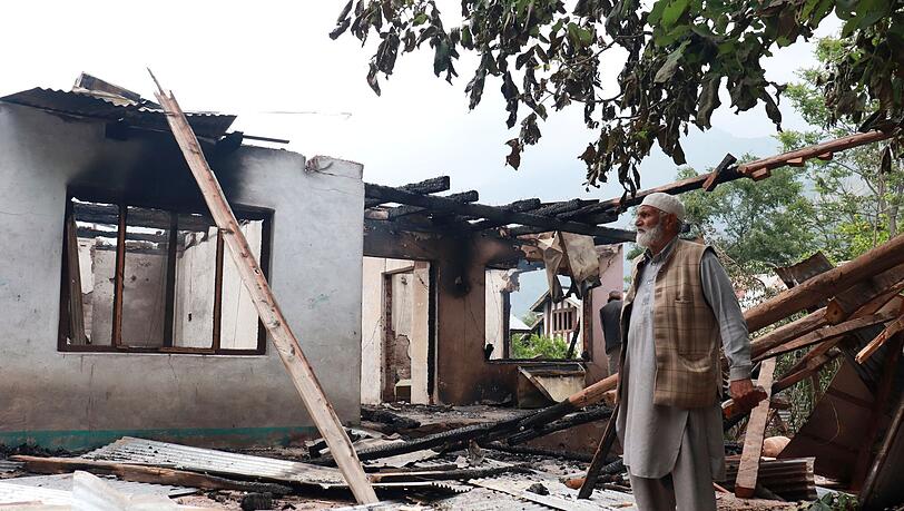 Ein Anwohner im indisch kontrollierten Kaschmir steht neben einem Haus, das durch pakistanischen Artilleriebeschuss beschädigt worden sein soll. (Foto Archiv)