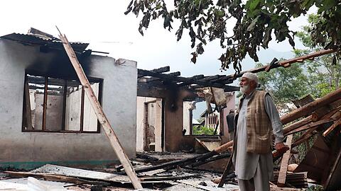 Ein Anwohner im indisch kontrollierten Kaschmir steht neben einem Haus, das durch pakistanischen Artilleriebeschuss beschädigt worden sein soll. (Foto Archiv)