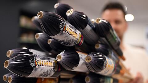 Raketen von Weco - sie sind aus Pappe, wie die Firma betont. Plastikkappen haben sie nicht mehr.