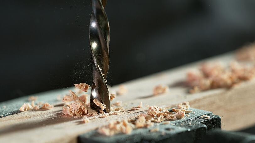 Schrauben lassen sich oft problemlos in weiches Holz drehen - bis zu einem gewissen Durchmesser. Ab etwa f&uuml;nf Millimetern sollten Sie vorbohren, um ein Aufspalten des Holzes zu vermeiden. Besonders bei Hartholz empfiehlt sich dieser Schritt. Ob Vorbohren n&ouml;tig ist oder nicht, h&auml;ngt aber auch von der Art der Schraube ab. Darauf verzichten k&ouml;nnen Sie etwa bei speziellen Schrauben mit Bohrspitze.