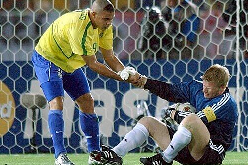 Die größten Niederlagen: Brasil-Torjäger Ronaldo tröstet Kahn, der im WM-Finale 2002 mit seinem Patzer Brasilien zum Titel verhalf.