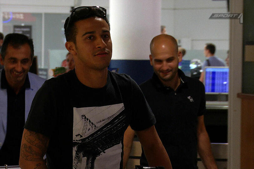 Da ist er:  Thiago Alcantara ist in München gelandet. Der Neuzugang des FC Bayern München kam am Montagnachmittag auf dem Flughafen an.