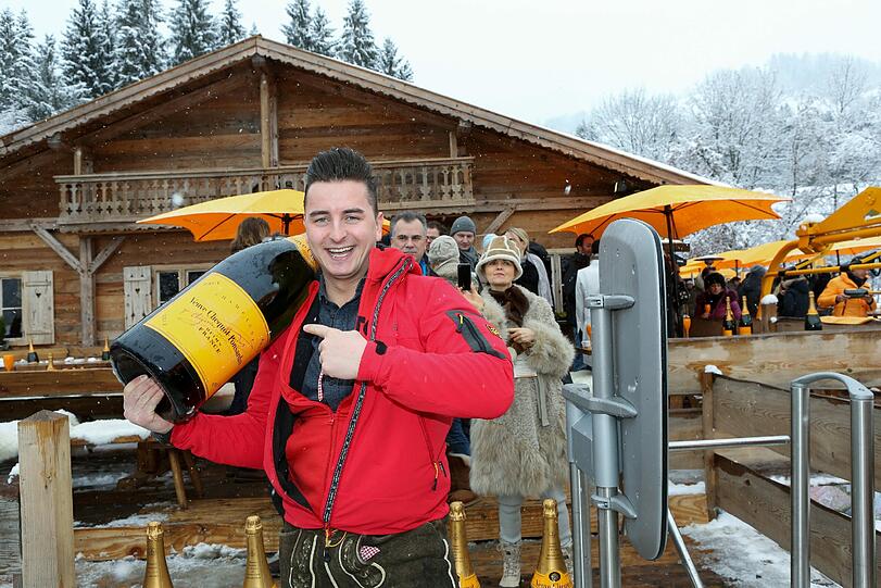 Andreas Georg Gabalier schultert die Magnum-Flasche.