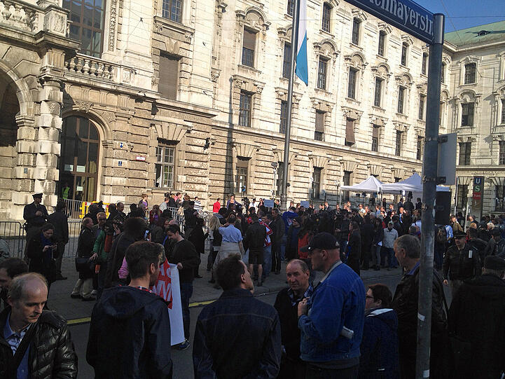 Nach der Urteilsverkündung demonstrieren immer noch die Uli-Hoeneß-Fans vor dem Justizpalast...
