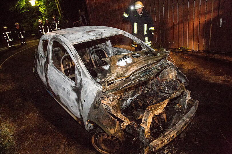 Aus bislang ungeklärter Ursache ging in Traunreut ein Kleinwagen in Flammen auf und brannte komplett aus.