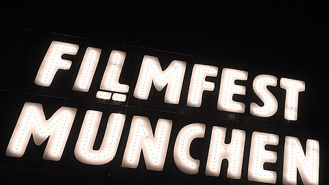 Der beleuchtete Schriftzug «Filmfest München» von 2014. (Archivbild)