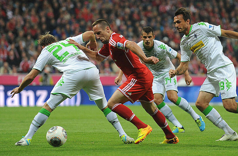 Saison 2013/14: Franck Ribéry im Zweikampf mit mehreren Gladbacher Spielern. Am Ende gewinnen die Bayern mit 3:1.