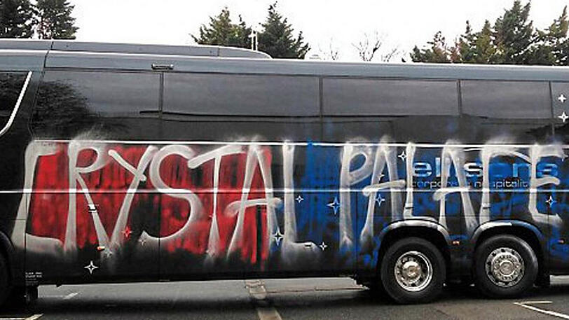 Eigentor statt Fanbeweis: Fans verunstalten den Mannschaftsbus des eigenen Teams.
