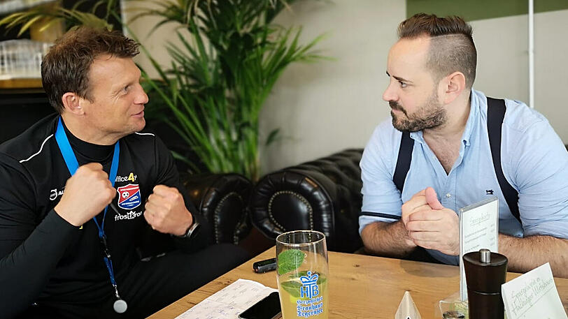 Claus Schromm (links) mit AZ-Reporter Patrick Mayer.