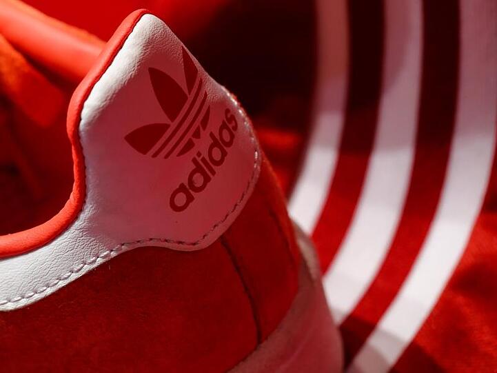 Weltbekannt: die drei Streifen von Adidas.