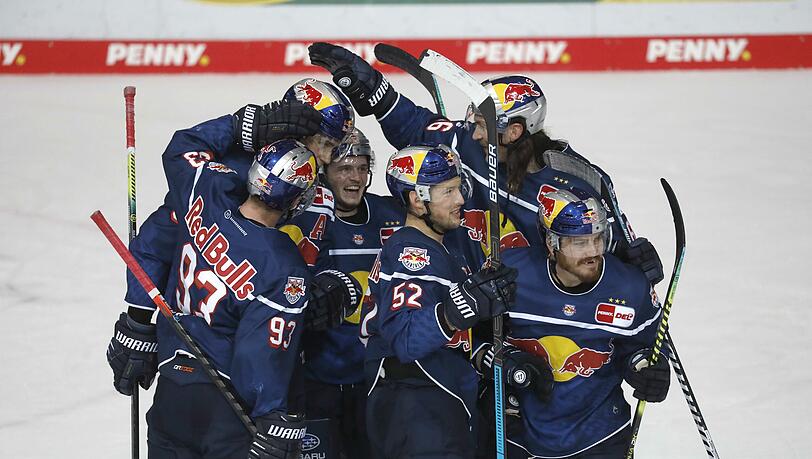 Die Red Bulls bejubeln den Siegtreffer über die Adler Mannheim. Die Red Bulls bejubeln den Siegtreffer über die Adler Mannheim.